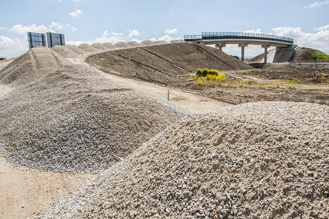 <p>Uno de los puentes a medio construir de la paralizada autovía a Córdoba.</p>