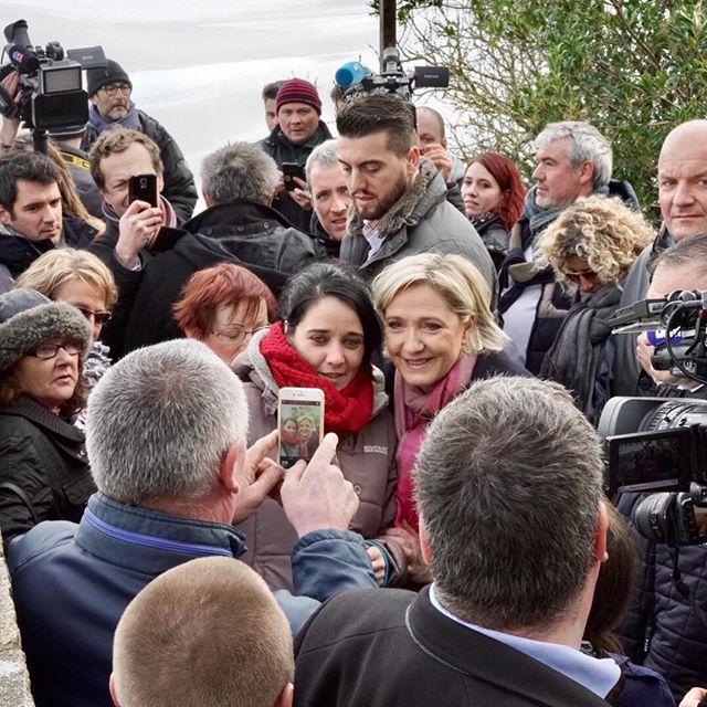 <p>Marine Le Pen haciéndose fotos en las murallas del Mont Saint Michel. </p>