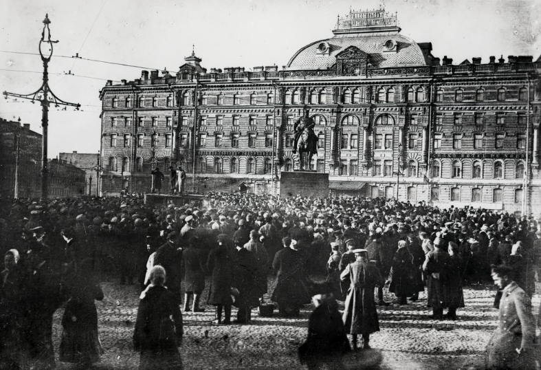 <p>Reunión en la Plaza Znamensky, cerca del monumento a Alejandro III en febrero de 1917.</p>