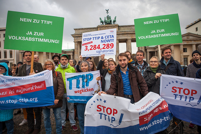 <p>Presentación de las firmas recogidas contra el TTIP a Martin Schulz, 2015.</p>