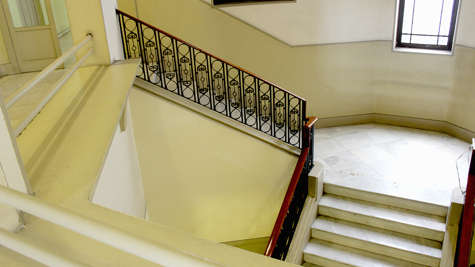 <p>La escalera principal, al igual que la fachada, era uno de los elementos protegidos por el catálogo hasta hace cuatro años.</p>