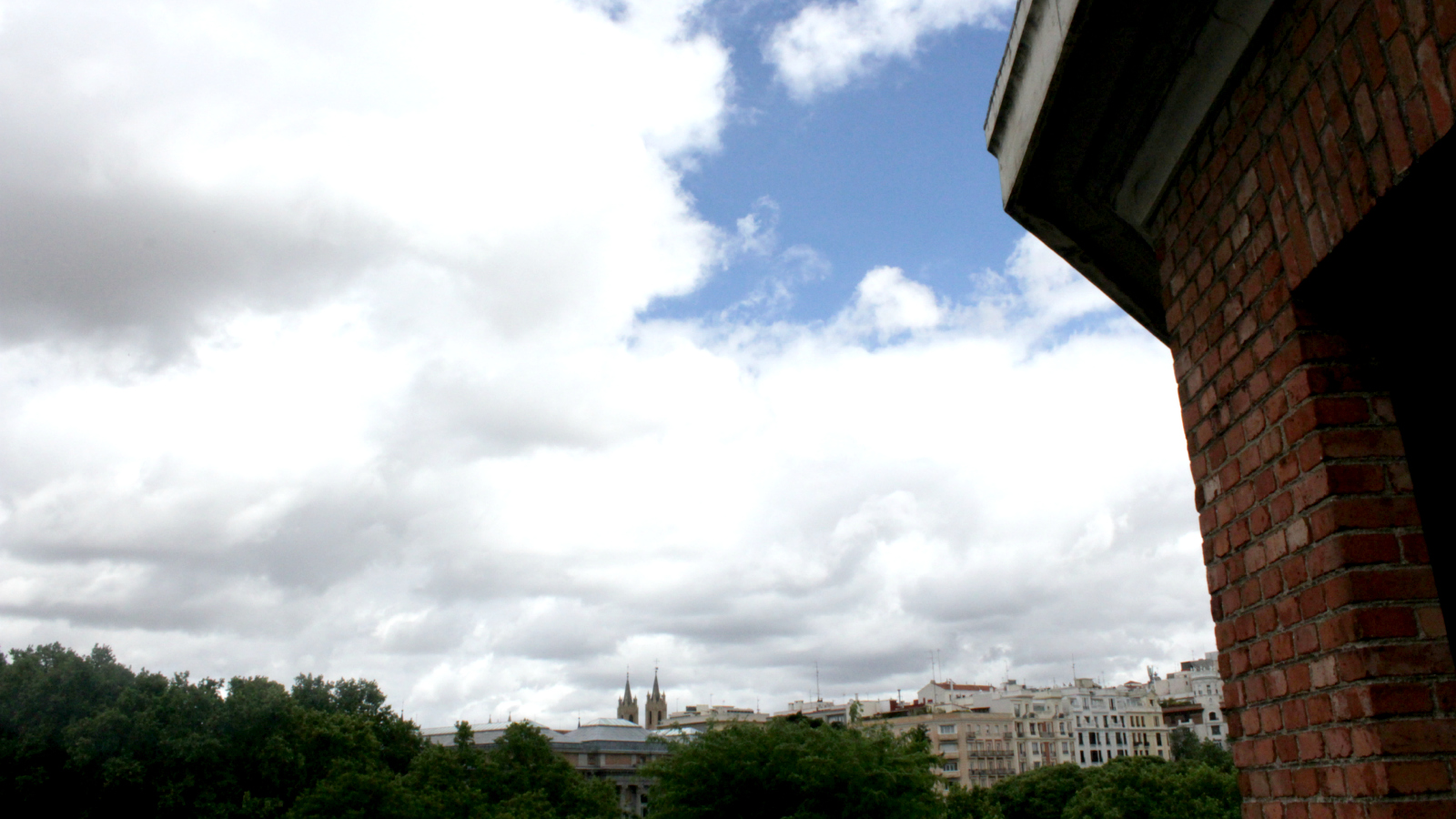 <p>Desde la azotea, el verde del paseo del Prado se confunde con el del Museo Botánico o con el del parque del Retiro.</p>