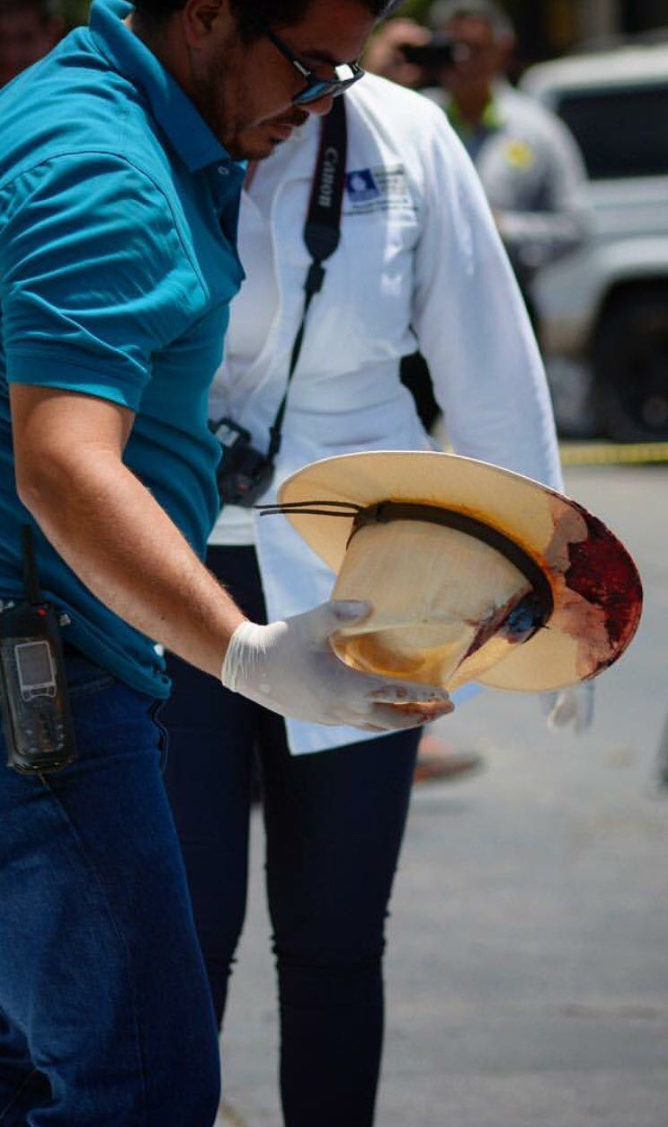 <p>El sombrero de Javier Valdez, poco después del asesinato del periodista en Culiacán. </p>