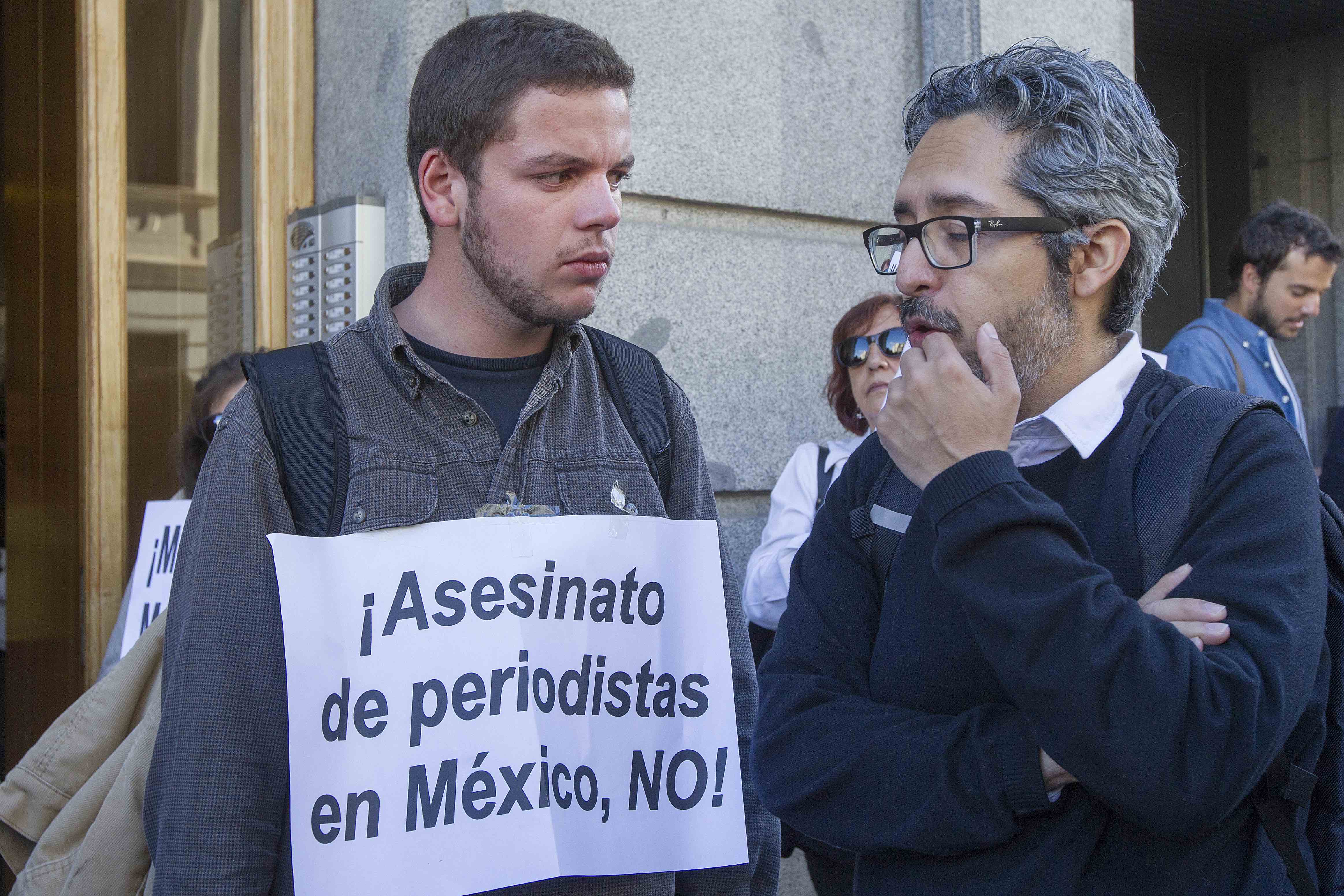 <p>Los periodistas Gabriel Mendez e Iván Hernández, en la concentración. </p>