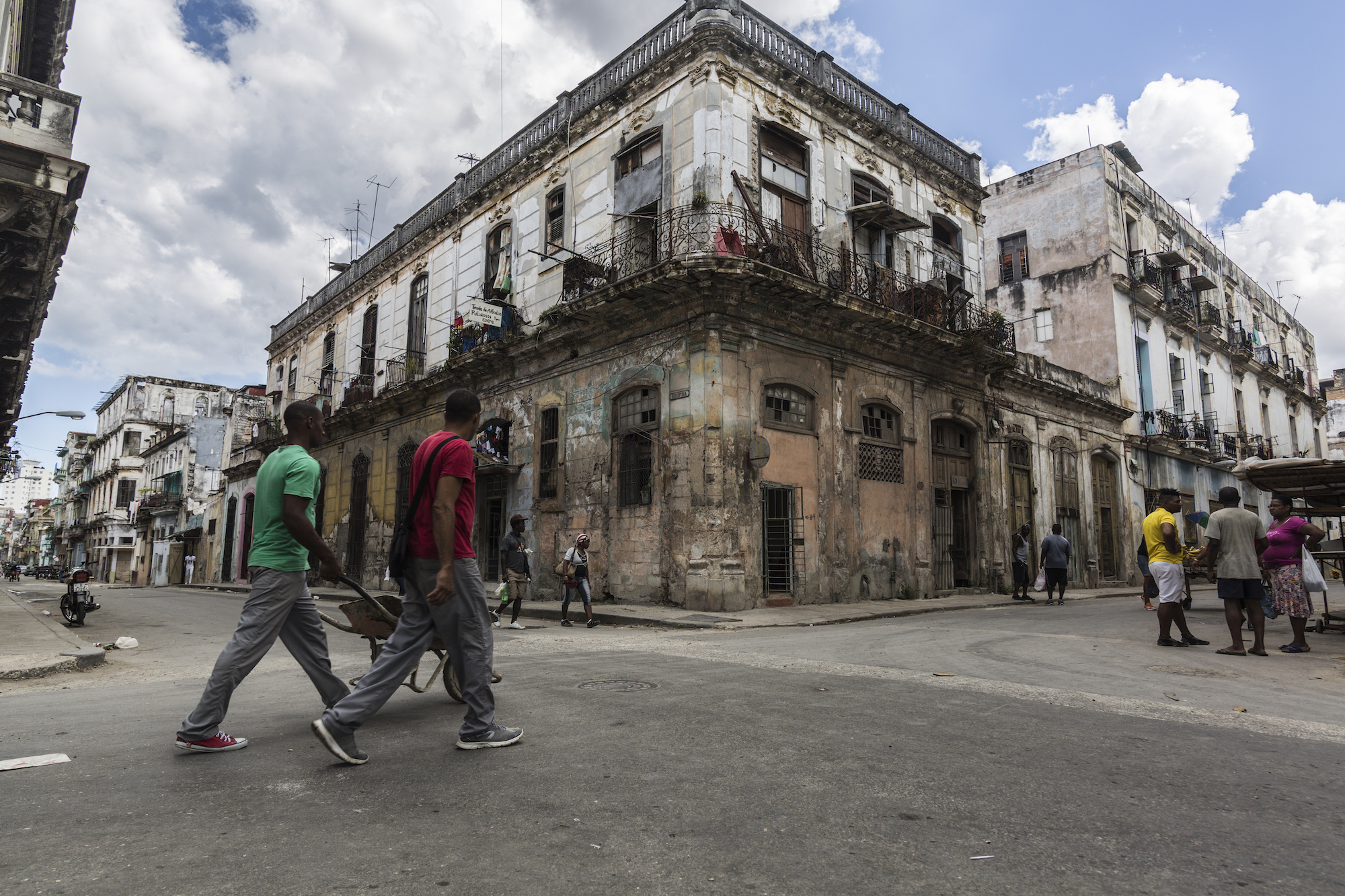 <p>Dos personas pasean por las calles de Centro Habana.</p>