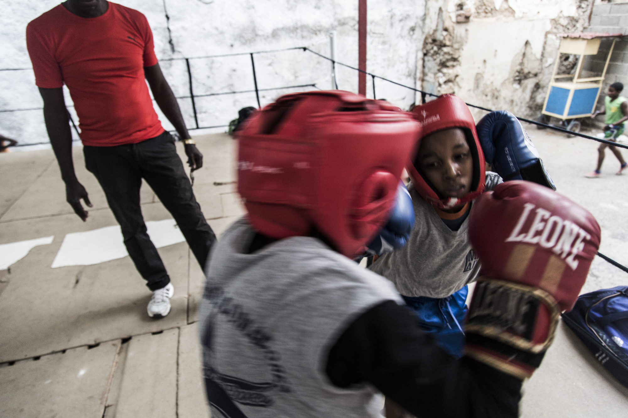 <p>Dos niños guantean bajo la supervisión del entrenador.</p>