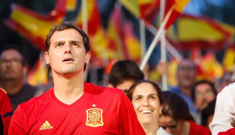 <p>Imagen difundida por Ciudadanos en TW: Disfrutando de la pasión por la selección, en Barcelona.</p>