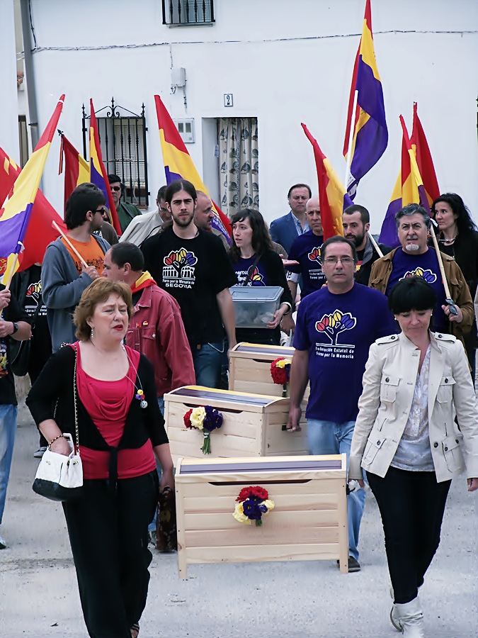 <p>Entierro de los 3 vecinos fusilados en la fosa común de Alcañizo, Toledo, en mayo de 2012.</p>