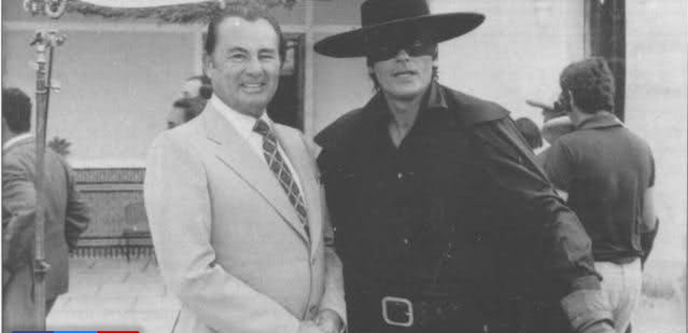 <p>Leon Degrelle, a la izquierda, junto a Alain Delon, en el rodaje de <em>El Zorro, </em>en España, en 1974.</p>