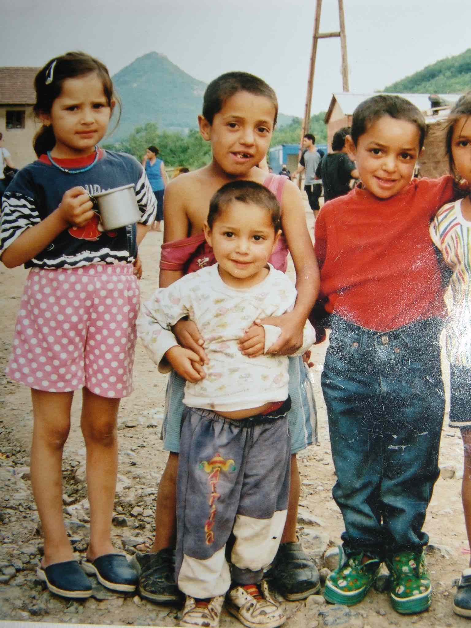 <p>Dzenita Mehmeti, con una camiseta blanca, murió por enfermedades derivadas por la contaminación de plomo.</p>