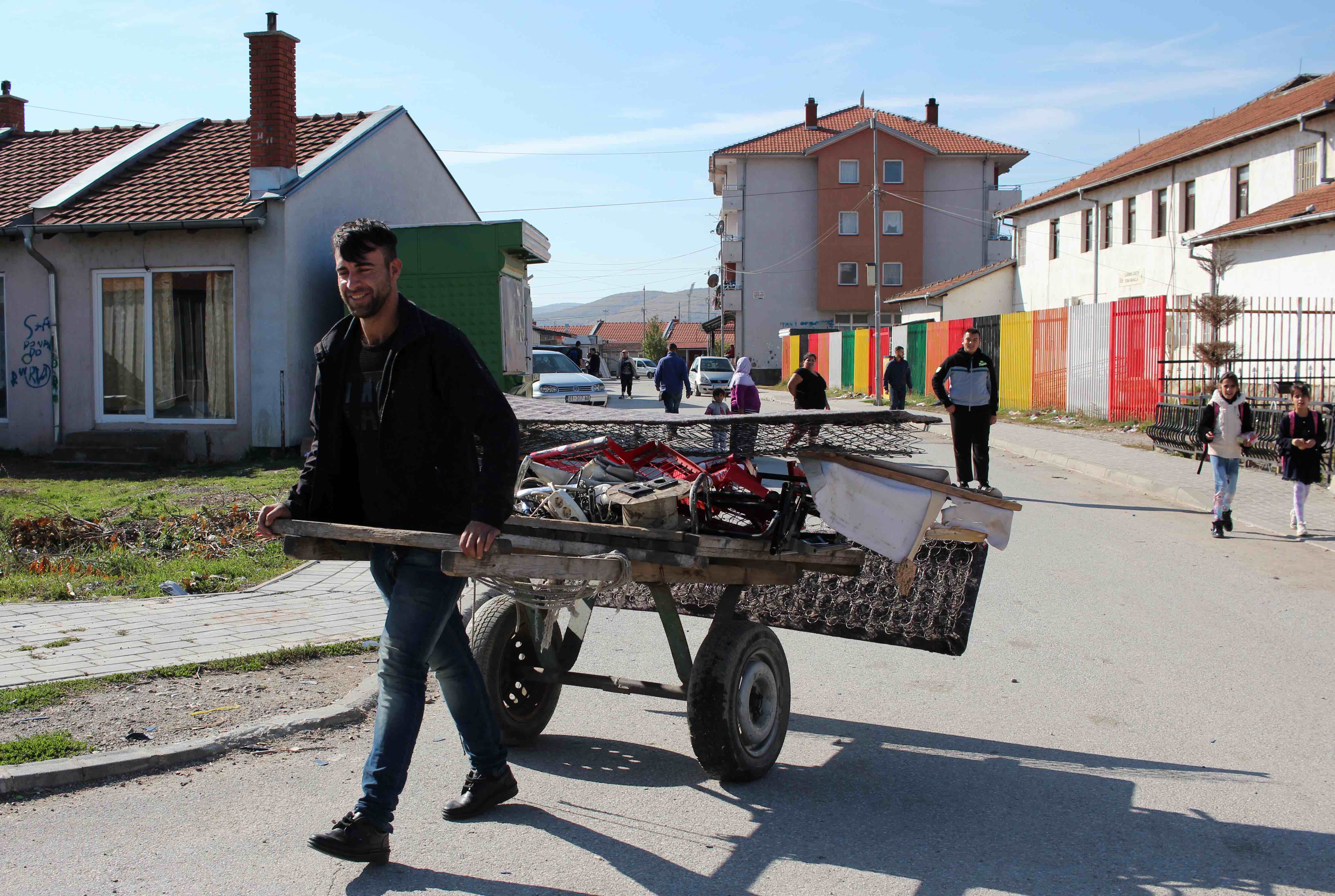 <p>Un hombre transporta la chatarra recogida en la región de Mitrovicë</p>