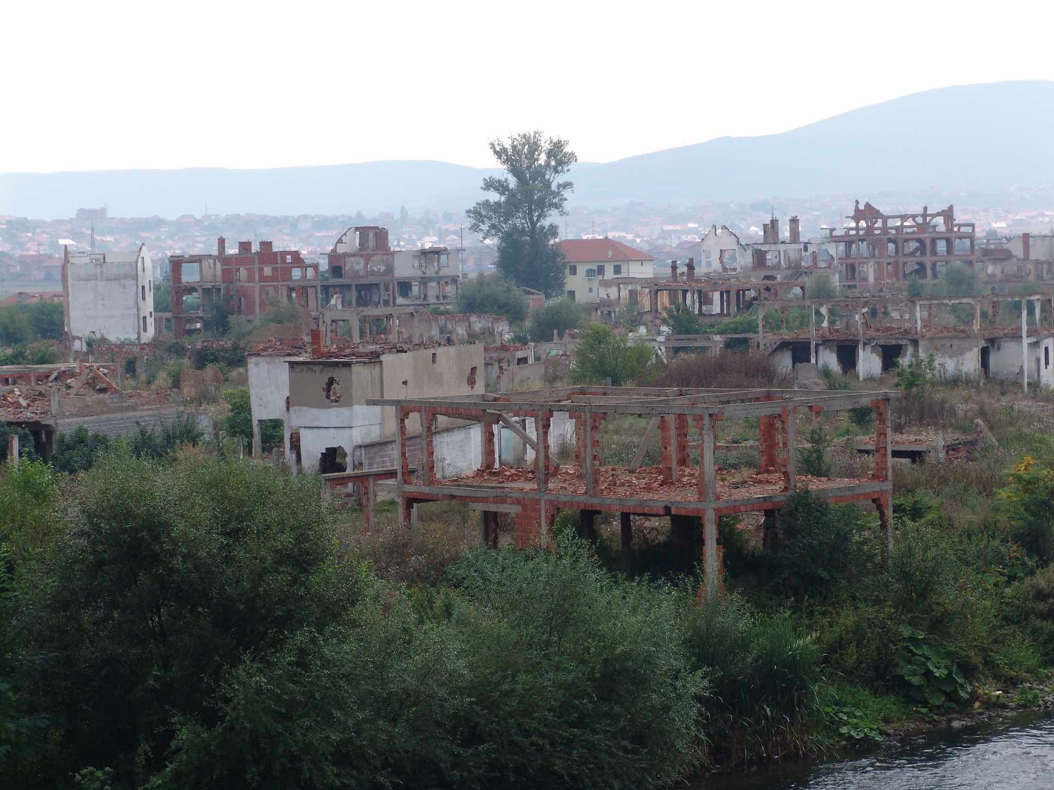 <p>En barrio de Mahalla quedó destruido tras los ataques de 1999.</p>