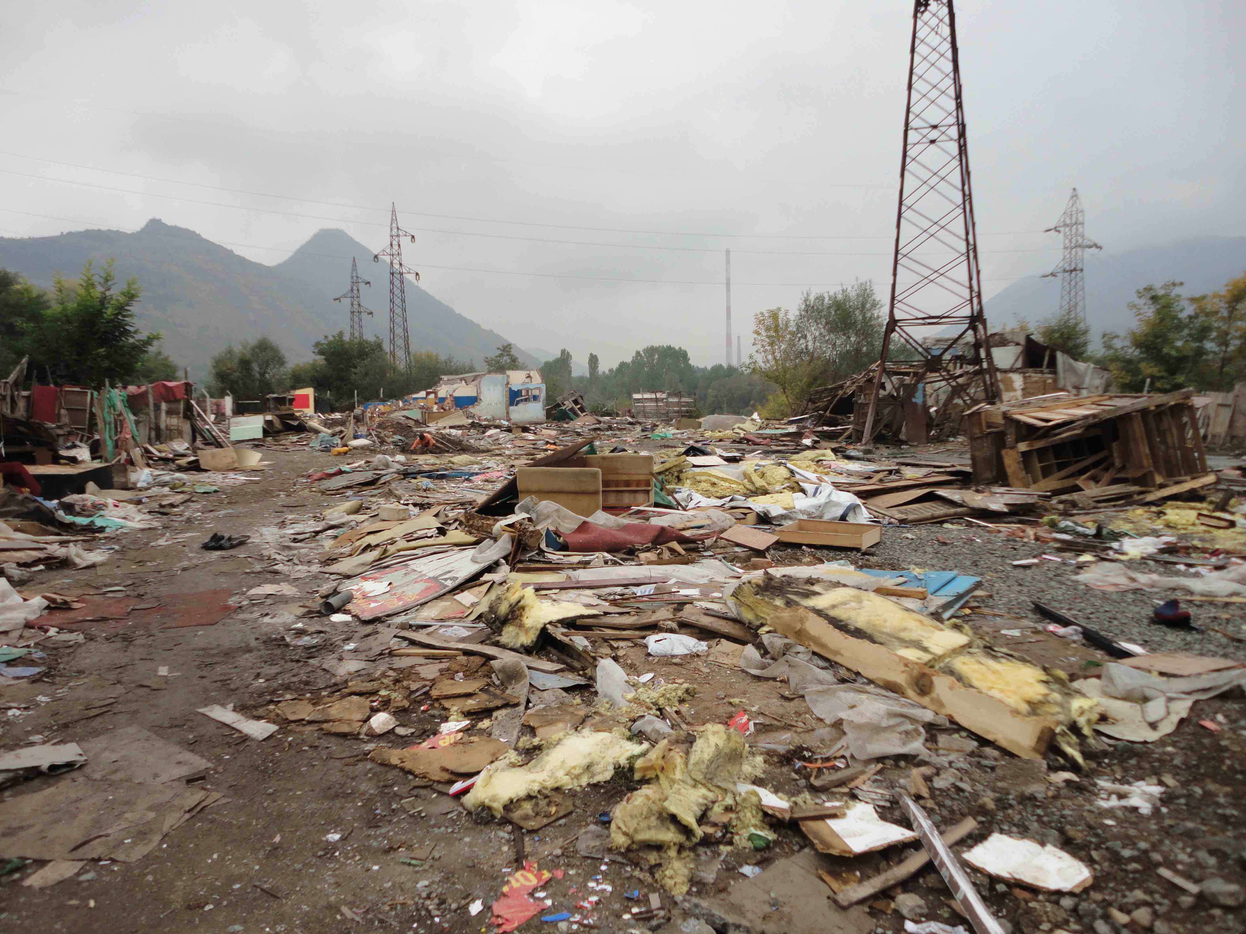 <p>El campo de desplazados de Cesmin Lug, tras ser demolido por las autoridades en 2010.</p>