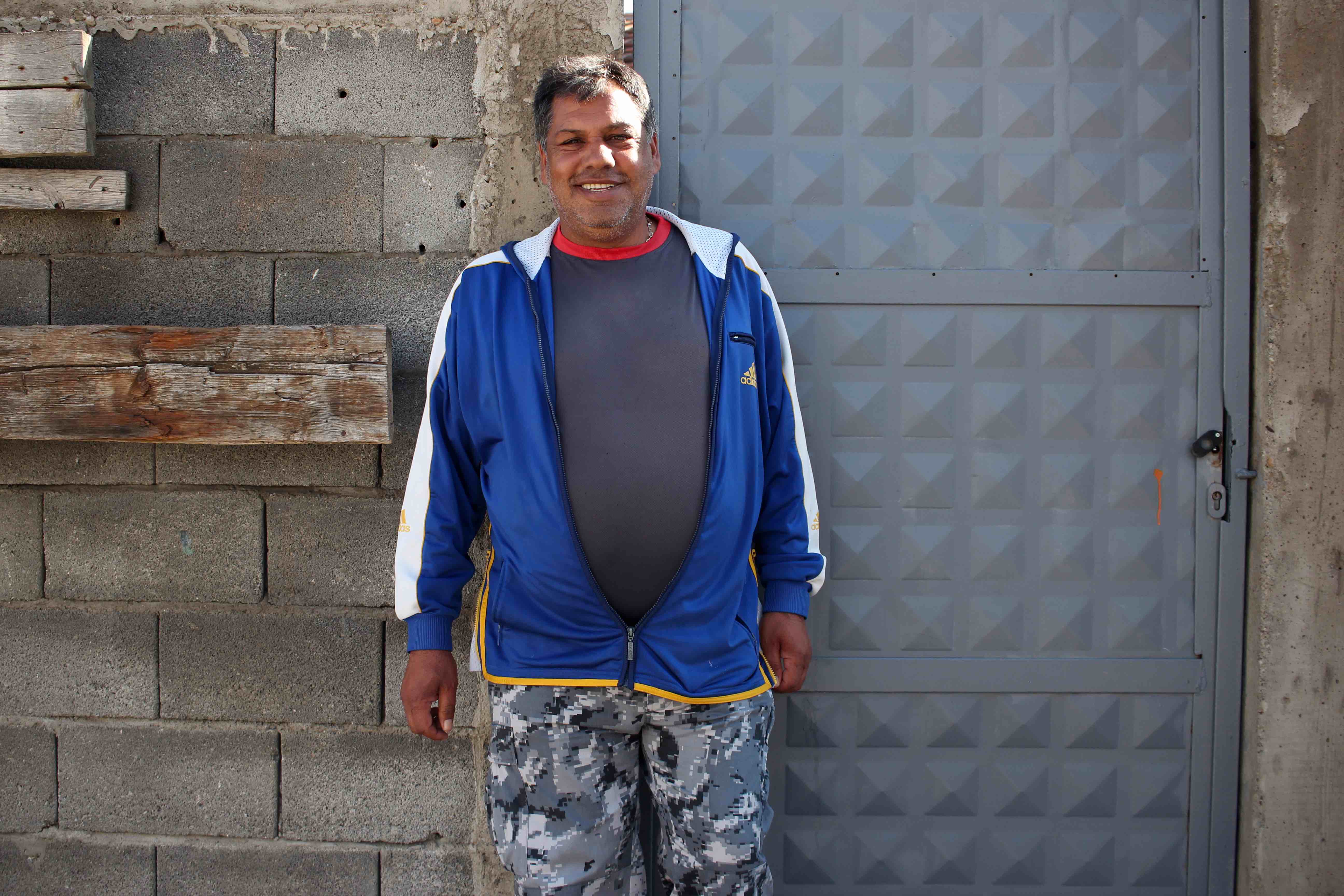 <p>Halil Gushani sonríe en la puerta de su casa del barrio Mahalla de Mitrovicë.</p>