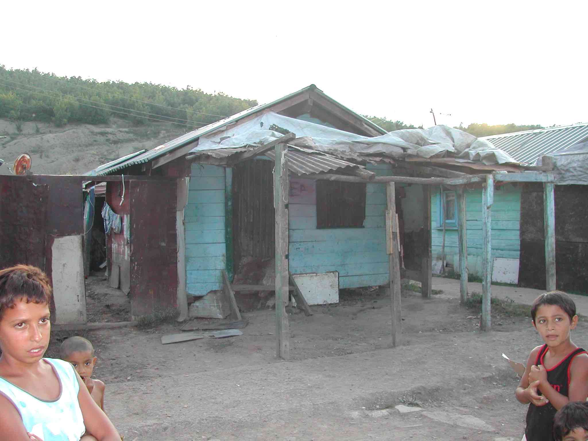 <p>Casa de la familia de Dzenita Mehmeti en el campo de Zhikoc.</p>