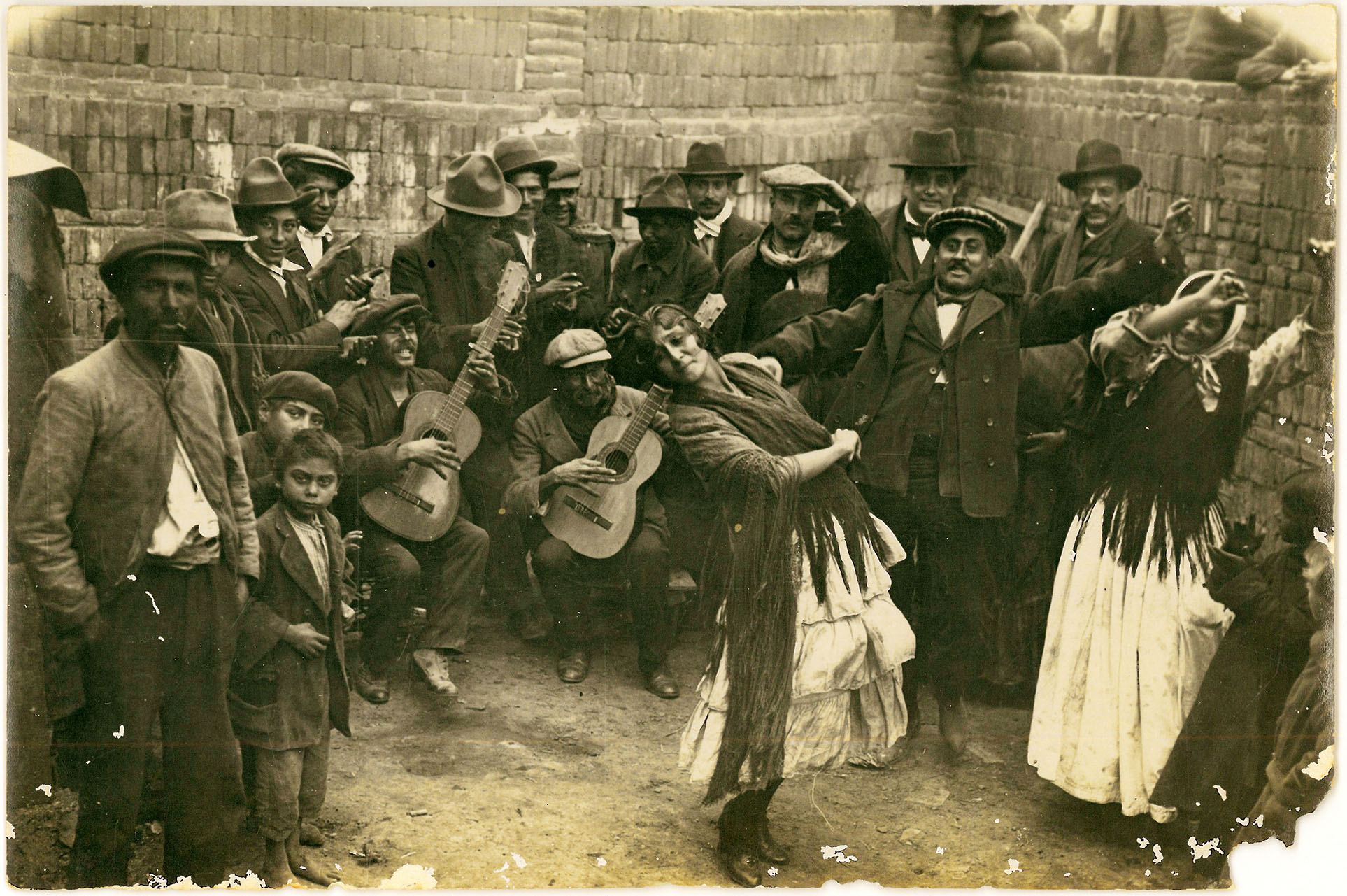 <p>Gitanos de la montaña de Montjuic y del barrio de Hostafrancs (Barcelona). Entre ellos, Juli Vallmitjana. Fotografías del libro 'Teatro de los gitanos y la vida' de la editorial Athenaica. 1906 y años posteriores. </p>