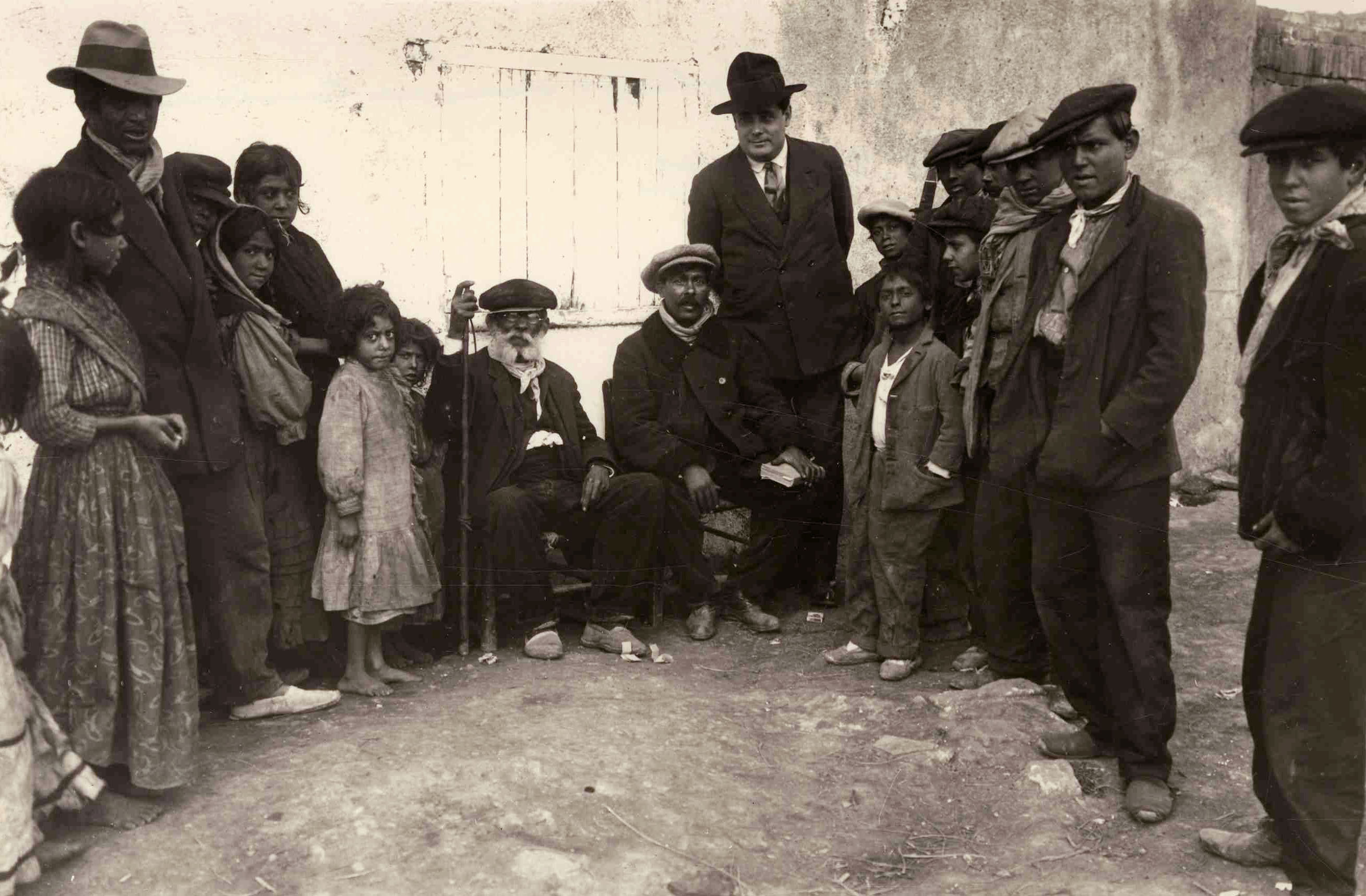 <p>Gitanos de la montaña de Montjuic y del barrio de Hostafrancs (Barcelona). Entre ellos, Juli Vallmitjana. Fotografías del libro 'Teatro de los gitanos y la vida' de la editorial Athenaica. 1906 y años posteriores. </p>