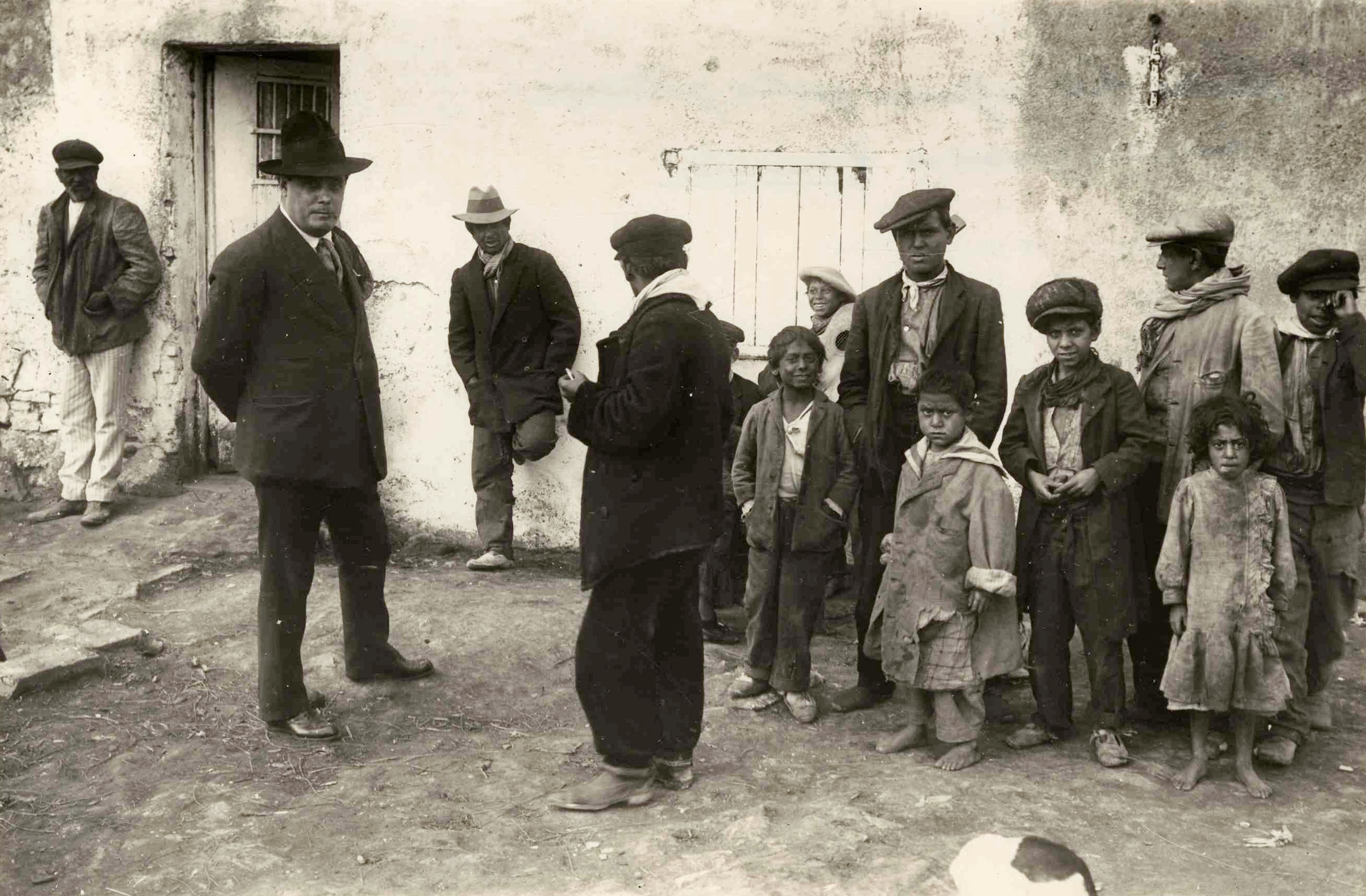 <p>Gitanos de la montaña de Montjuic y del barrio de Hostafrancs (Barcelona). Entre ellos, Juli Vallmitjana. Fotografías del libro 'Teatro de los gitanos y la vida' de la editorial Athenaica. 1906 y años posteriores. </p>