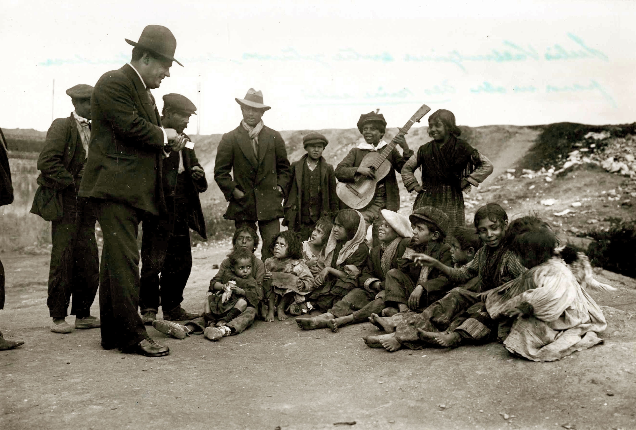 <p>Gitanos de la montaña de Montjuic y del barrio de Hostafrancs (Barcelona). Entre ellos, Juli Vallmitjana. Fotografías del libro 'Teatro de los gitanos y la vida' de la editorial Athenaica. 1906 y años posteriores. </p>