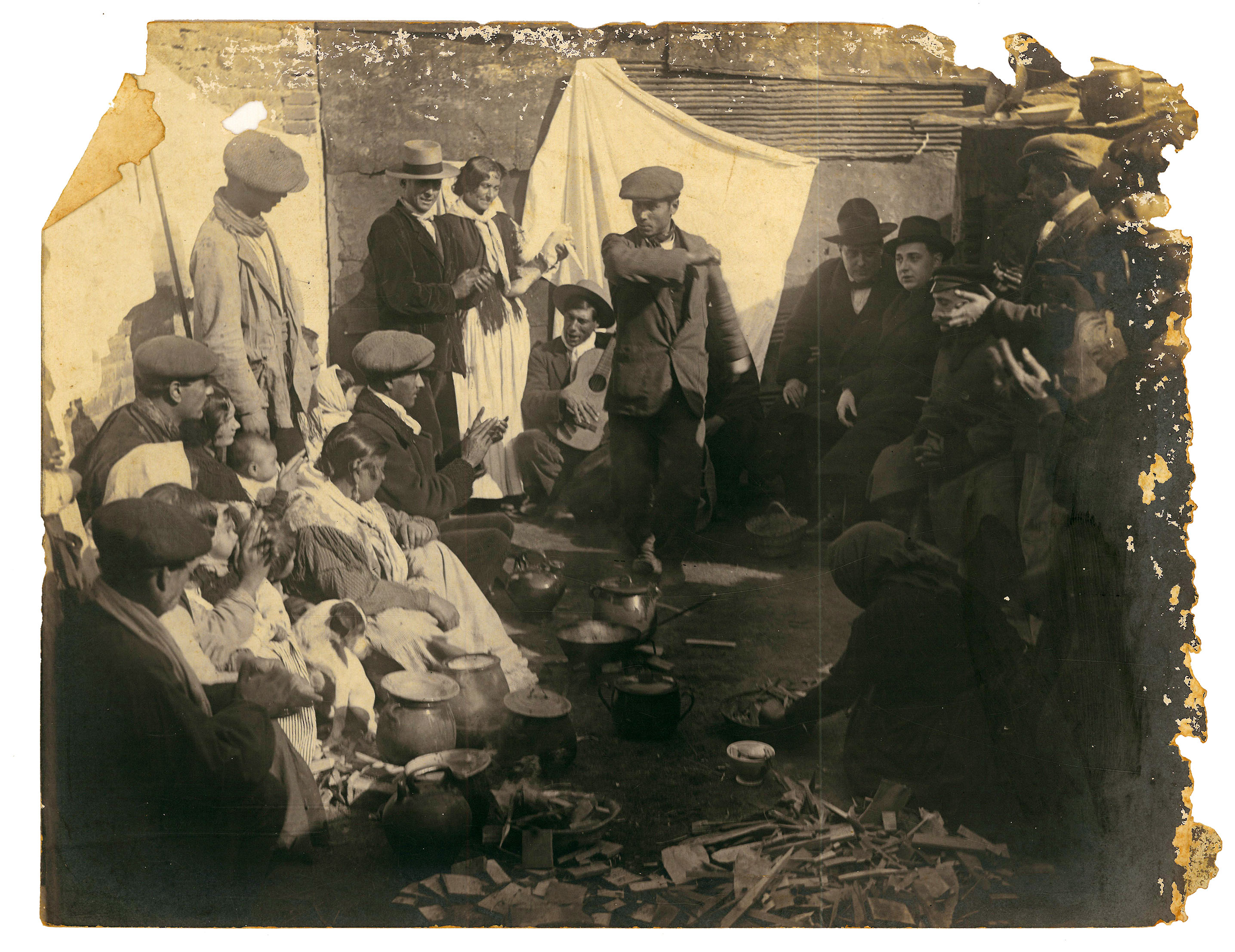 <p>Gitanos de la montaña de Montjuic y del barrio de Hostafrancs (Barcelona). Entre ellos, Juli Vallmitjana. Fotografías del libro 'Teatro de los gitanos y la vida' de la editorial Athenaica. 1906 y años posteriores. </p>