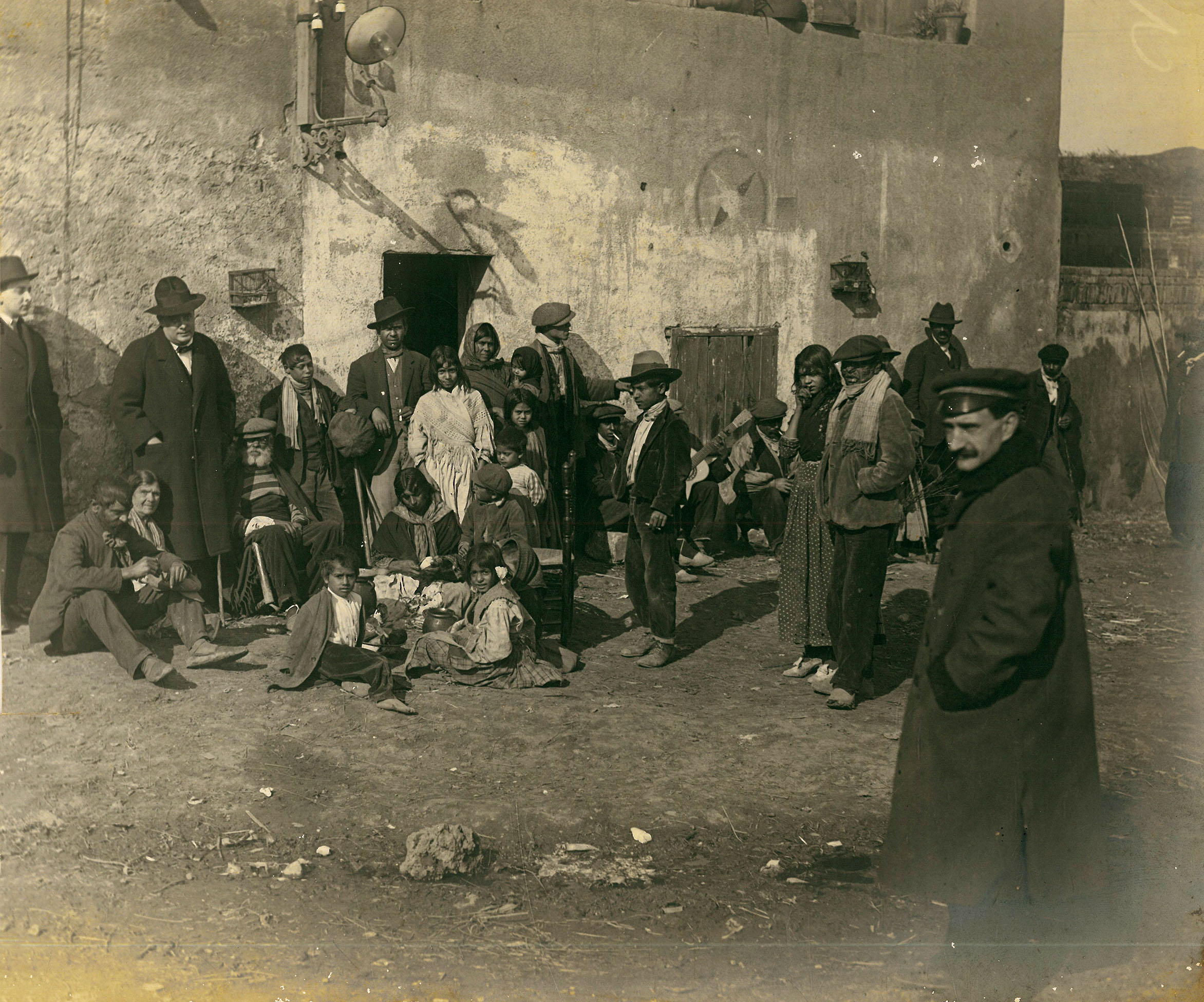 <p>Gitanos de la montaña de Montjuic y del barrio de Hostafrancs (Barcelona). Entre ellos, Juli Vallmitjana. Fotografías del libro 'Teatro de los gitanos y la vida' de la editorial Athenaica. 1906 y años posteriores. </p>