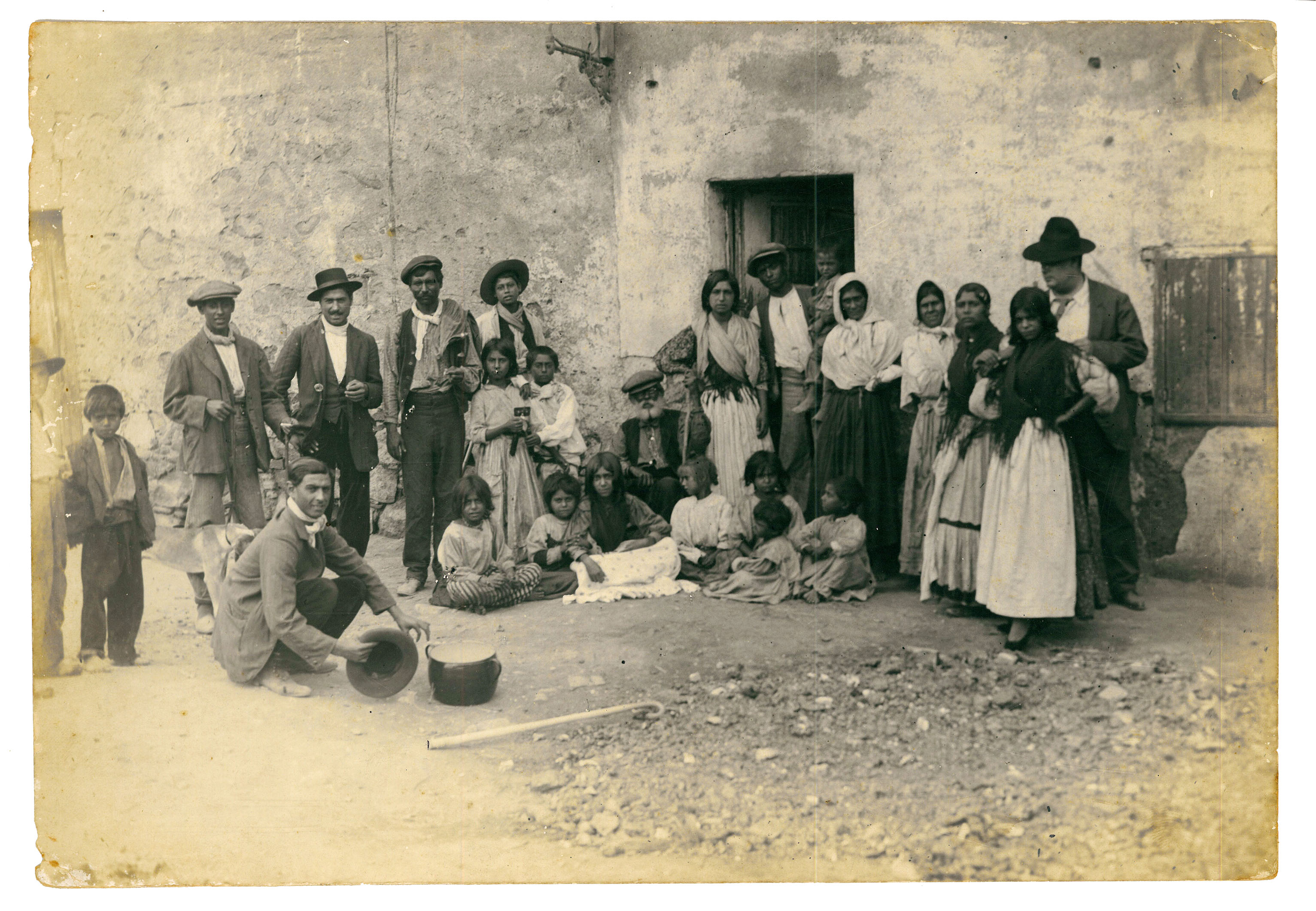 <p>Gitanos de la montaña de Montjuic y del barrio de Hostafrancs (Barcelona). Entre ellos, Juli Vallmitjana. Fotografías del libro 'Teatro de los gitanos y la vida' de la editorial Athenaica. 1906 y años posteriores. </p>