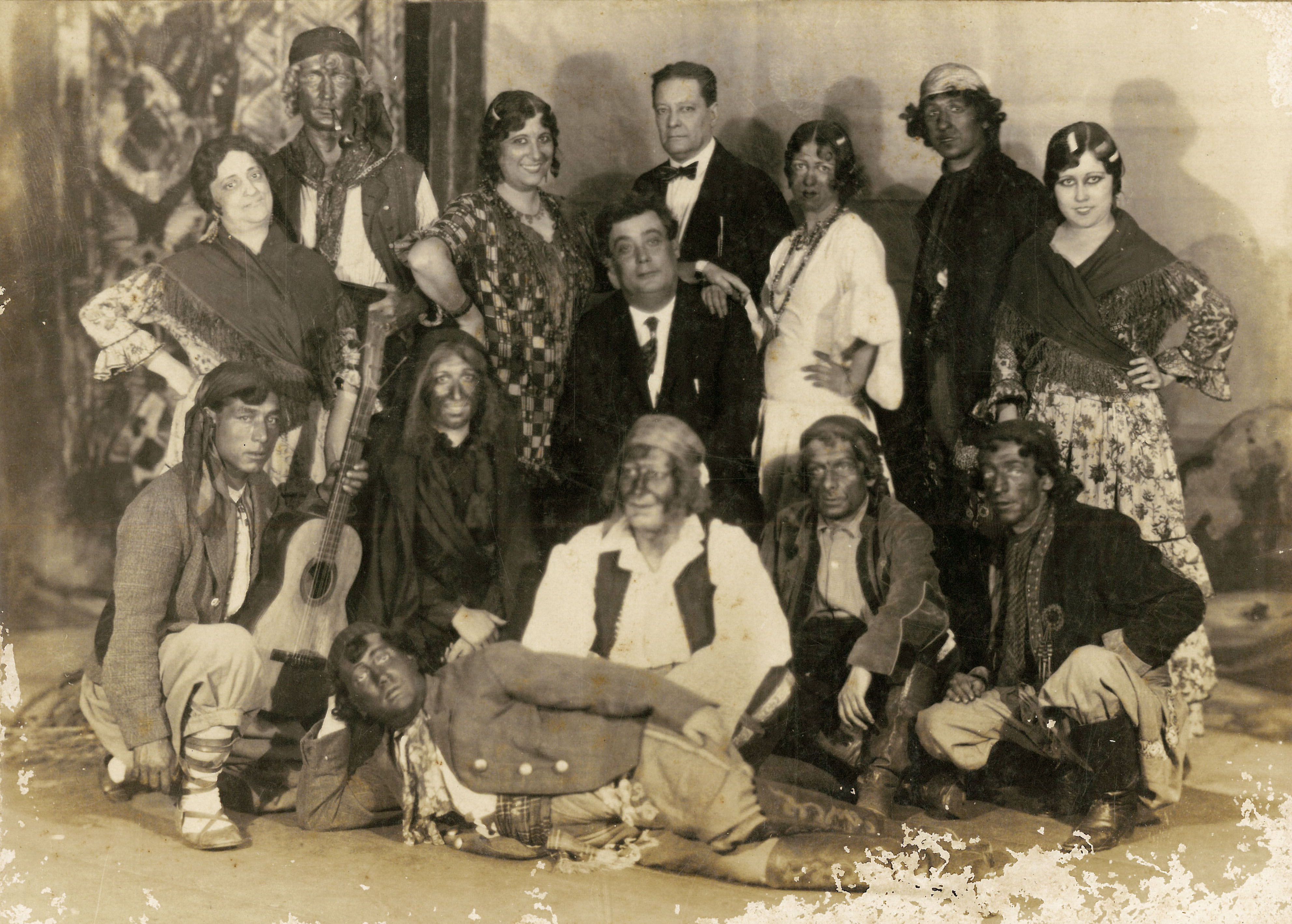 <p>Gitanos de la montaña de Montjuic y del barrio de Hostafrancs (Barcelona). Entre ellos, Juli Vallmitjana. Fotografías del libro 'Teatro de los gitanos y la vida' de la editorial Athenaica. 1906 y años posteriores. </p>