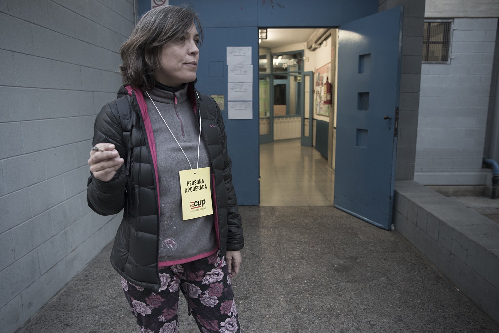 <p>Joana como apoderada de la CUP en las últimas elecciones al Parlament de Catalunya en un colegio electoral del barrio de la Mina, donde se crió. Joana empezó en la prostitución porque, debido a sus estudios, solo tenía acceso a trabajos precarios.</p>