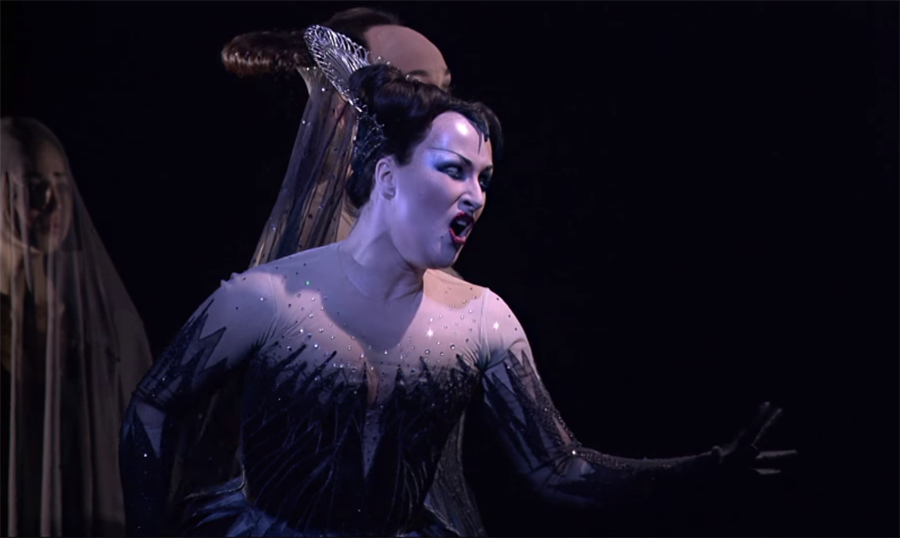 <p>La soprano Diana Damrau interpreta a la Dama de la Noche en una representación de la obra <em>La flauta mágica.</em> Royal Opera House, Londres</p>
