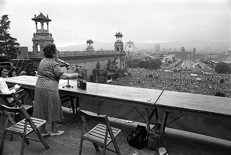 <p>Federica Montseny en un mitin de la CNT en Barcelona, 1977.</p>