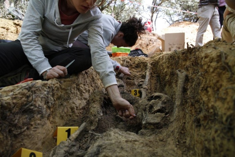 <p>Exhumación de la Asociación por la Recuperación de la Memoria Histórica en San Justo de la Vega, León.</p>