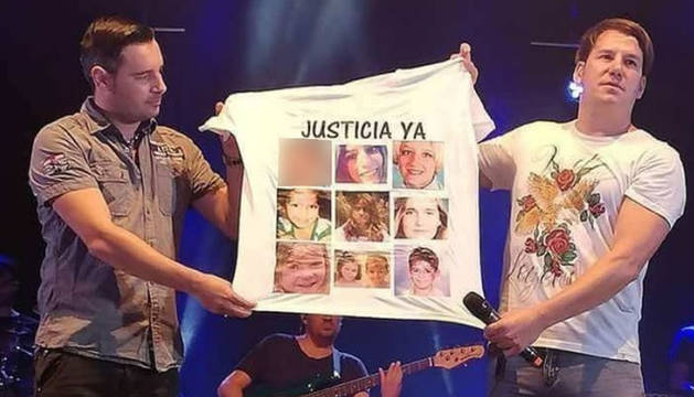 <p>Andy y Lucas con la camiseta en la que aparece el pequeño Gabriel.</p>