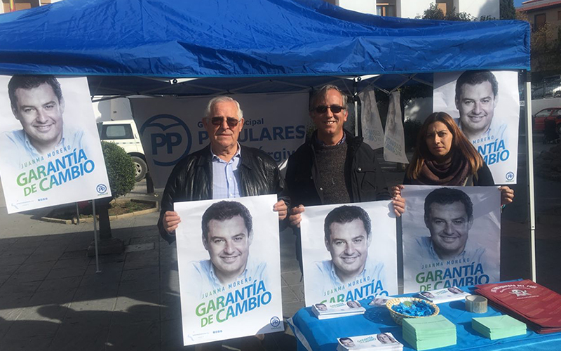 <p>Ángel García, presidente del PP en Órgiva, en el centro. M. G.</p>