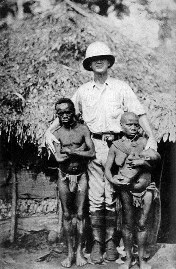 <p>Pigmeos africanos con un explorador europeo. Foto de 1921.</p>