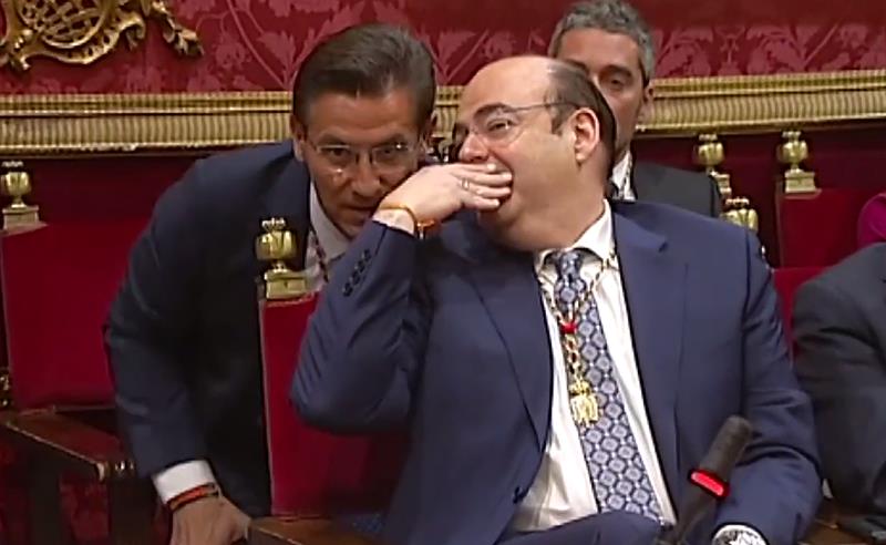 <p>Sebastián Pérez (PP) murmulla a Luis Salvador (Cs) durante el pleno de investidura en Granada.</p>