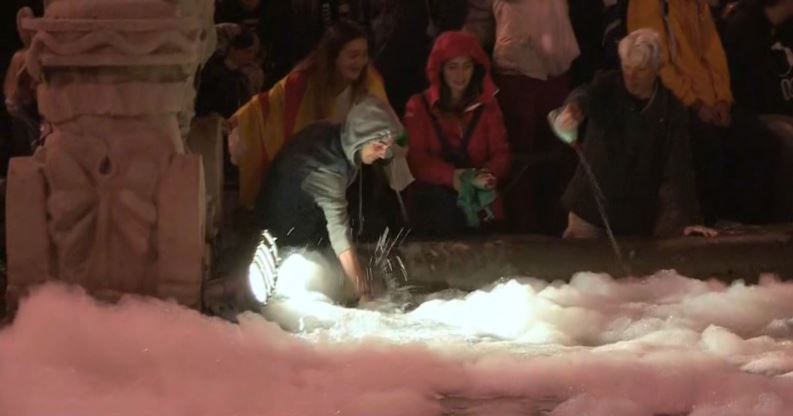 <p>Varias personas echan jabón para vajillas en la fuente de Plaza España (Barcelona) durante una protesta convocada por los CDR.</p>