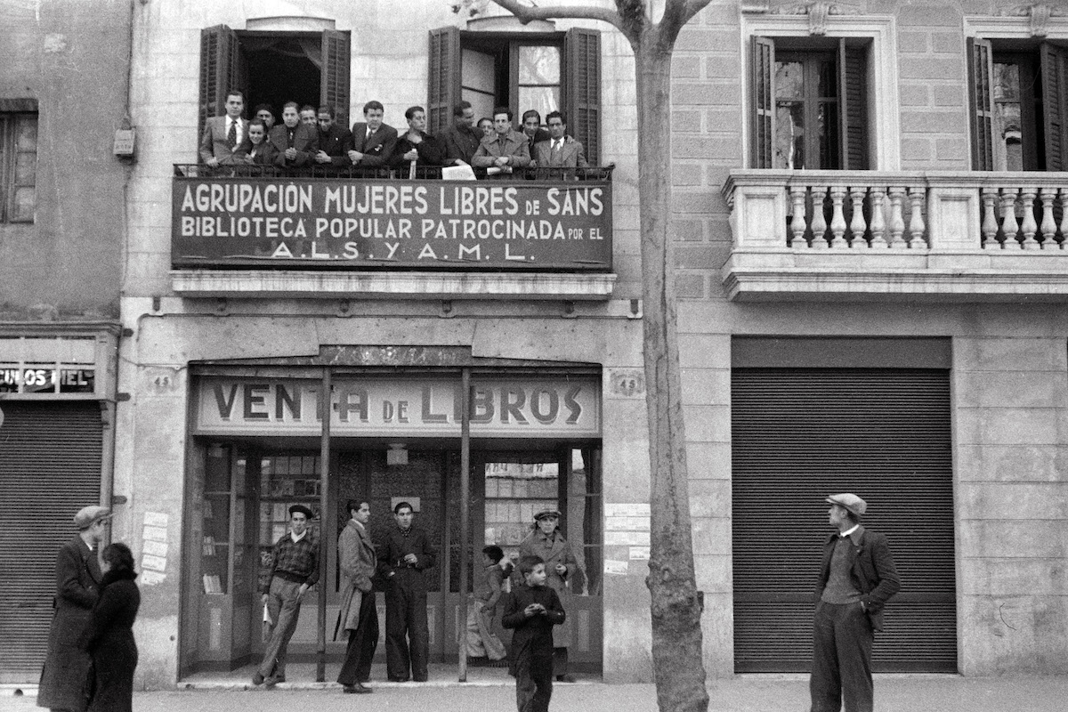 <p>Inauguración de la Biblioteca Popular de las Juventudes Libertarias y de las Mujeres Libres en Sans. 1936. International Institute of Social History.</p>