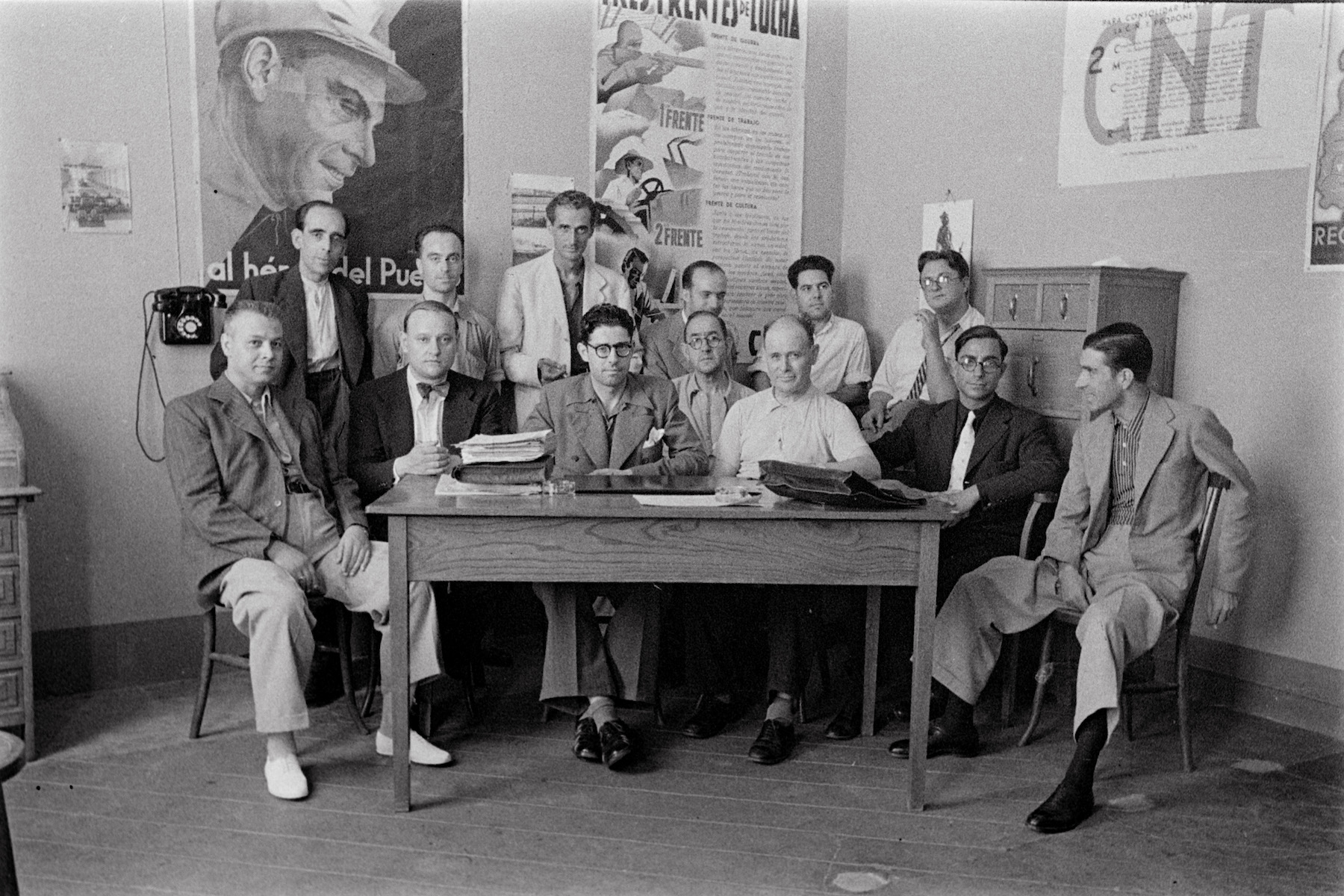 <p>Junta de la sección de técnicos del Sindicato del Agua, Gas, Electricidad y Combustible de la CNT en Barcelona. 1937. Archivo fotográfico de Barcelona. </p>