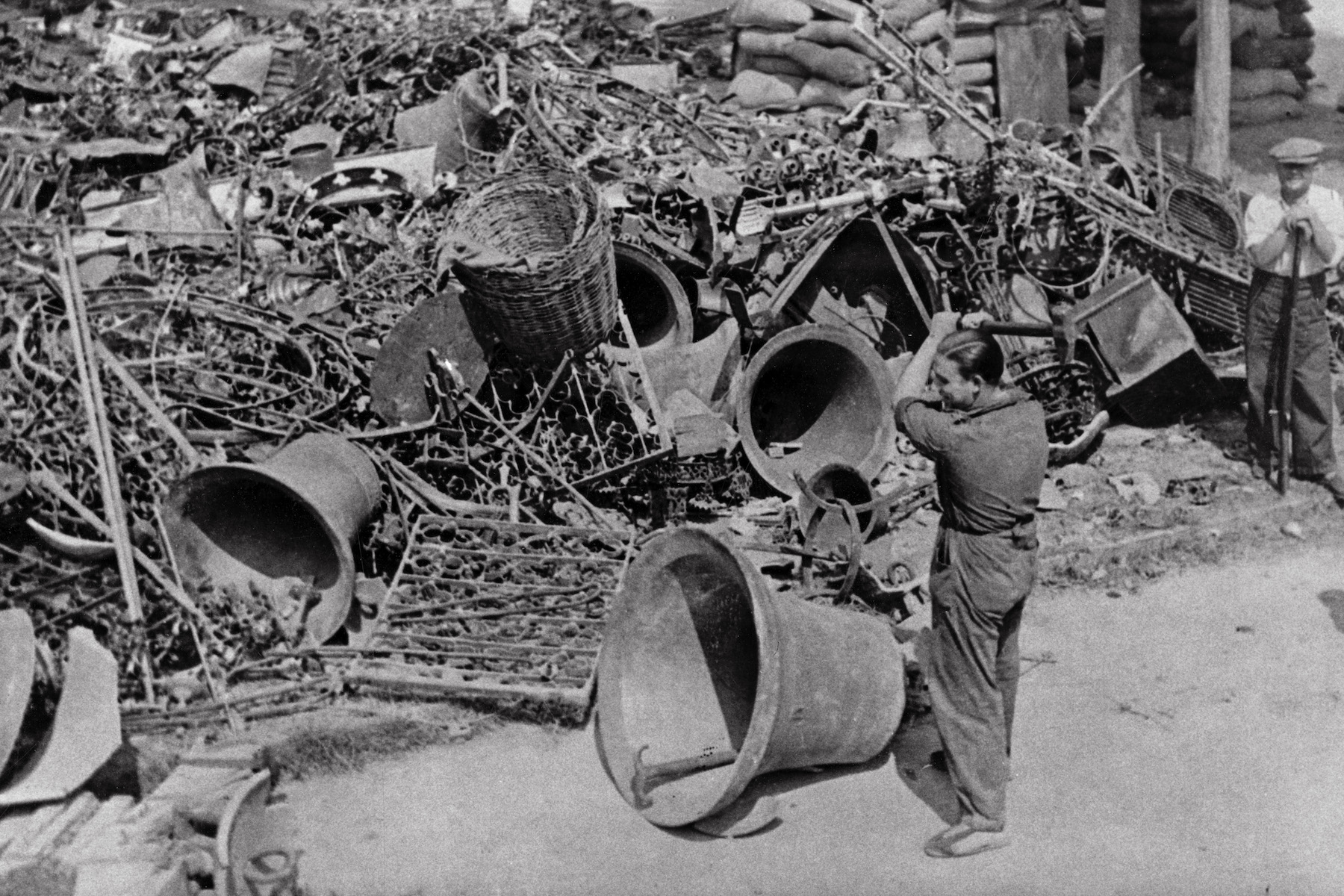 <p>Objetos eclesiásticos preparados para fundir. 1936. International Institute of Social History.</p>