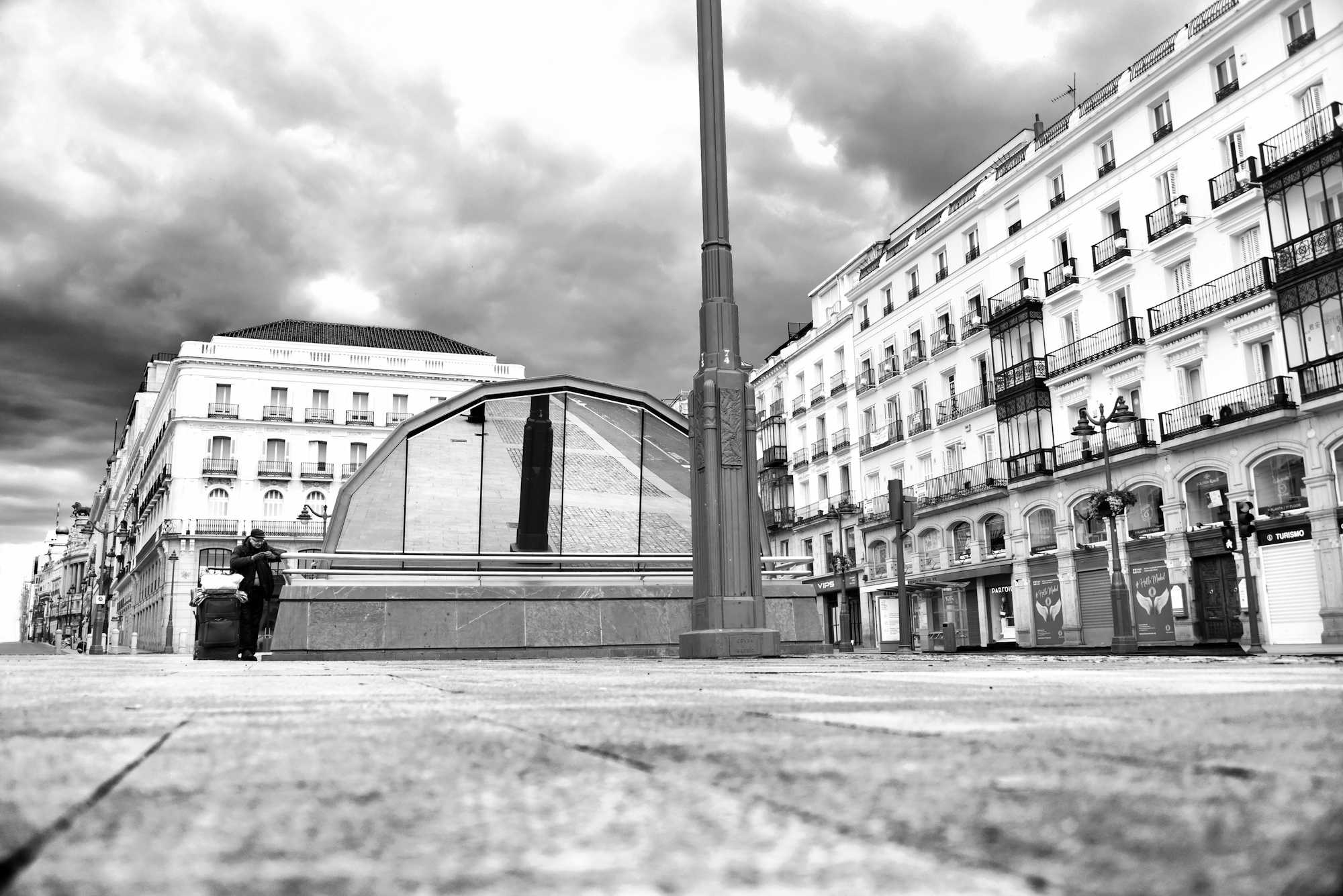 <p>La soledad de un hombre en el centro de la Puerta del Sol.</p>