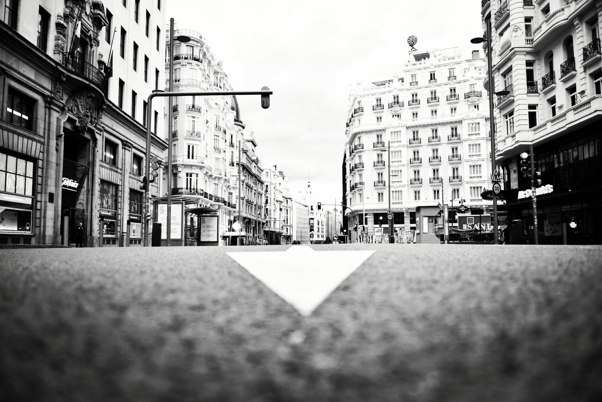 <p>La Gran Vía y el ruido del silencio. Solo se escuchaba, siempre, las sirenas de las ambulancias.</p>