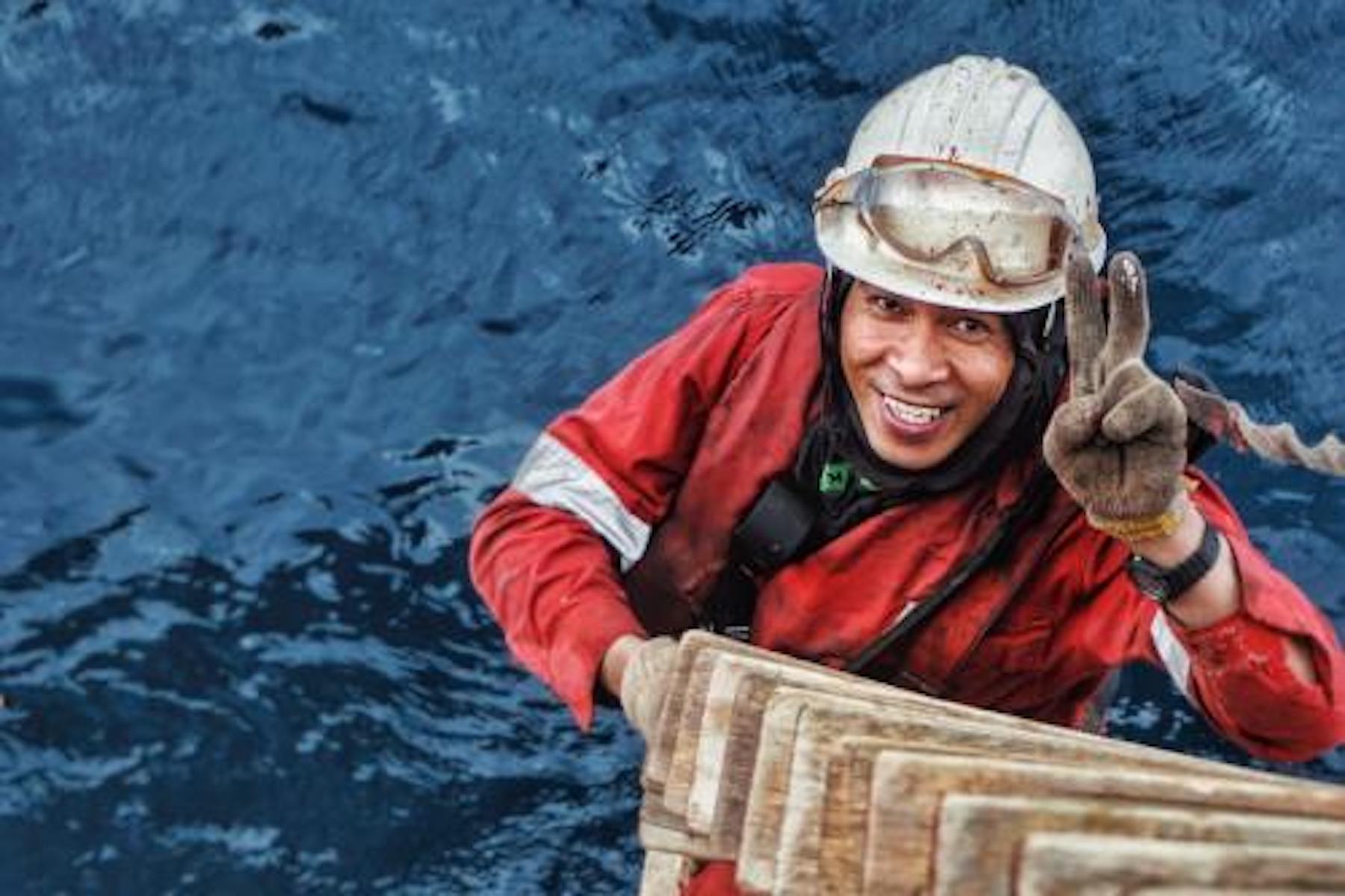 <p>Bryan Biasura pinta el costado de la RHL Aurora en Singapur. “A pesar de todas las circunstancias, todo lo que necesitas es respirar y sonreír.”</p>
<p> </p>
<p>Fecha de la foto: 13 de julio de 2019</p>
<p>Ubicación de la foto:</p>
<p>Nombre del buque: RHL AURORA.</p>
<p>Nombre del marinero: Bryan B. Biasura.</p>