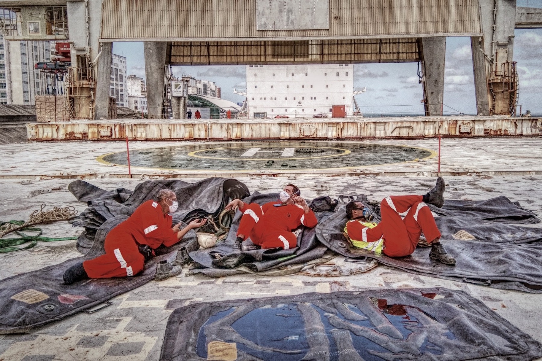 <p>Foto capturada durante una operación de carga en Salvador (Brasil), un epicentro de la pandemia. Tres estibadores acostados sobre una bolsa de aire descansando.</p>
<p>Fecha de la foto: 26/08/2020<br />Ubicación de la foto: Salvador, Brasil.<br />Nombre del buque: Mv Hardanger.<br />Nombre del marinero: Philip Erl.</p>
