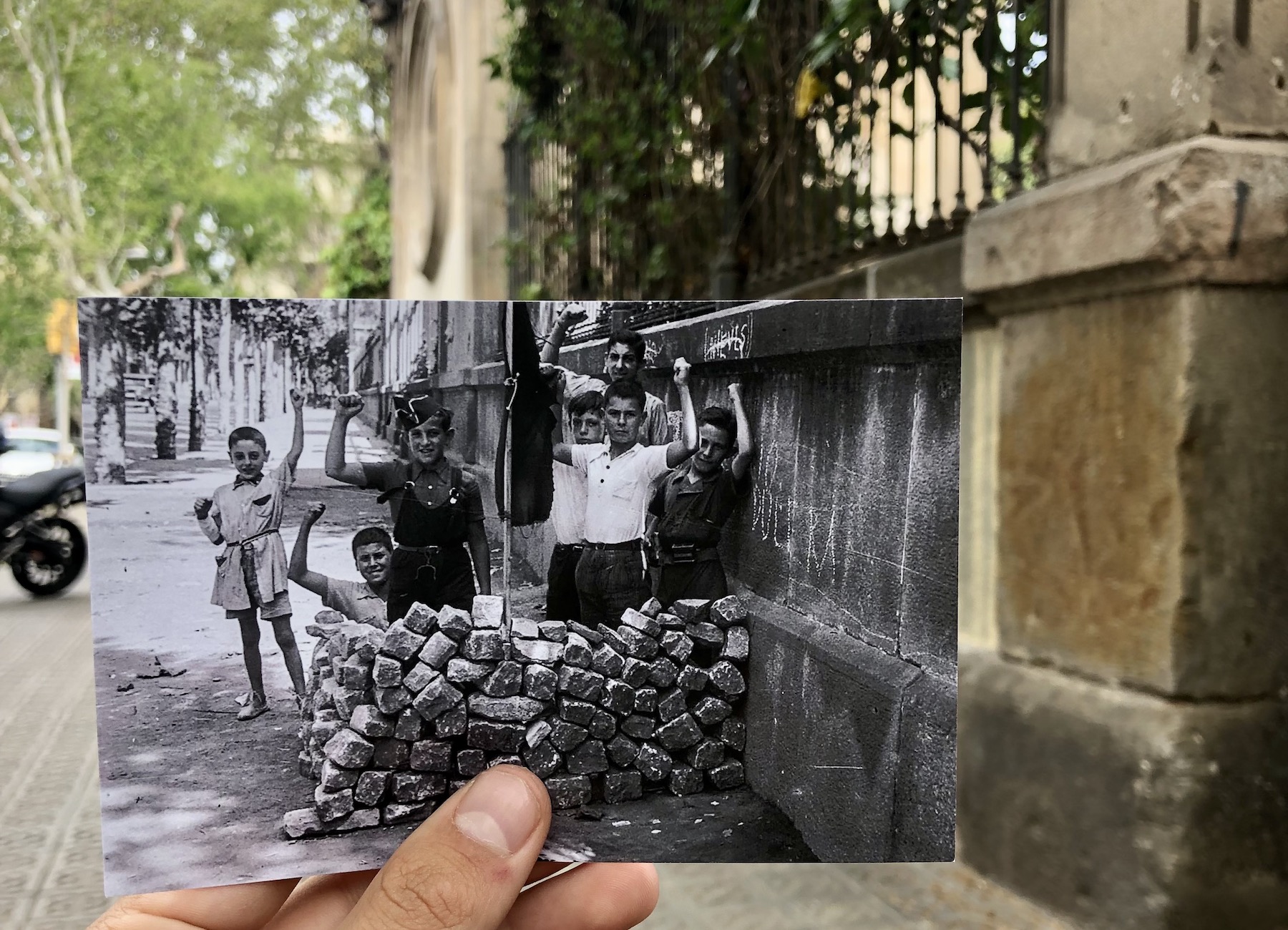 <p>Niños con el puño en alto en una barricada de la calle Diputación. Agosto de 1936. / <strong>R. C.</strong></p>