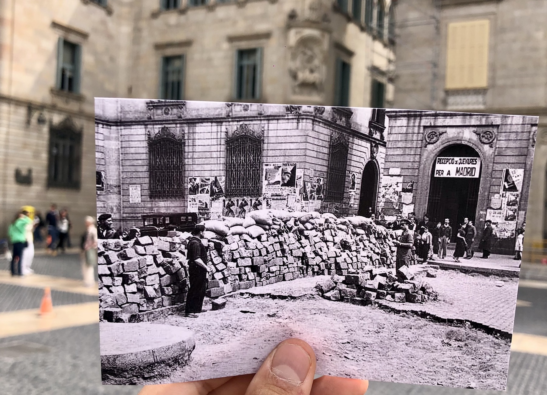 <p>Barricadas en la plaça Sant Jaume. Mayo de 1937. / <strong>R. C.</strong></p>