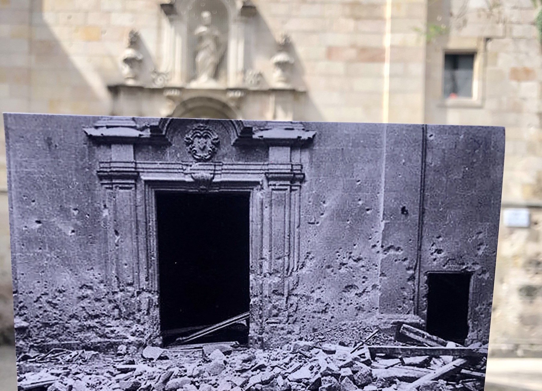 <p>Restos de la plaça Sant Felip Neri tras el bombardeo de la aviación fascista que mató a 42 personas (la mayoría niños). Enero de 1938. / <strong>R. C.</strong></p>