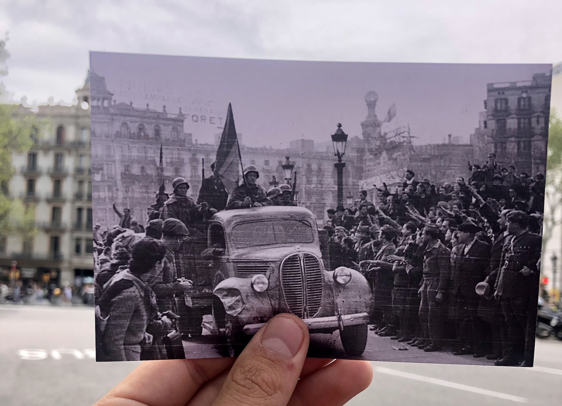 <p>Gente haciendo el saludo romano a las tropas franquistas en Plaça Catalunya en el día del desfile de la victoria. Enero de 1939. / <strong>R. C.</strong></p>