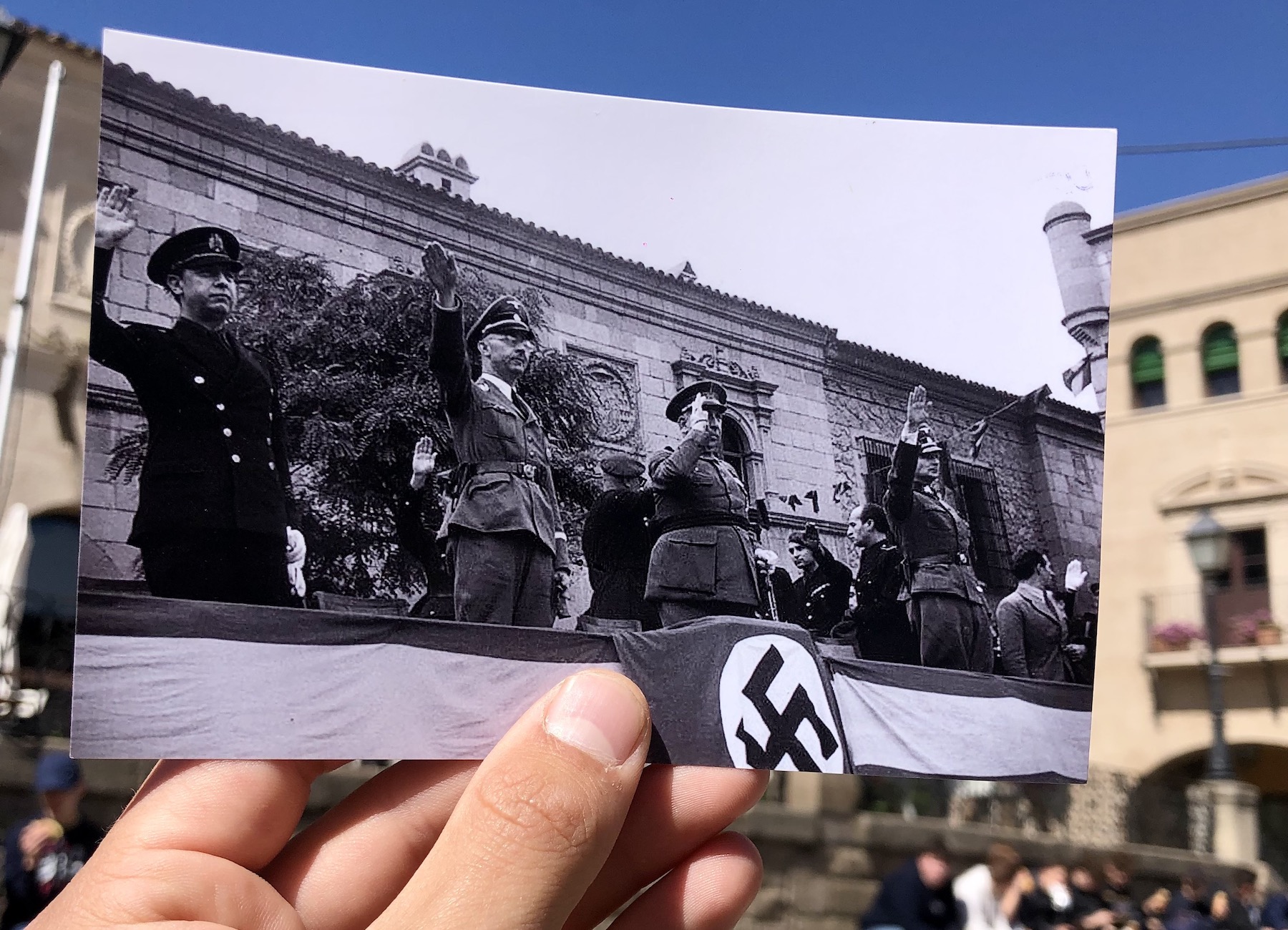 <p>Himmler y los militares españoles haciendo el saludo romano desde la tribuna en un acto folclórico de los coros y danzas de la Sección Femenina de Falange Española en el Poble Espanyol. Octubre, 1940. / <strong>R. C.</strong></p>